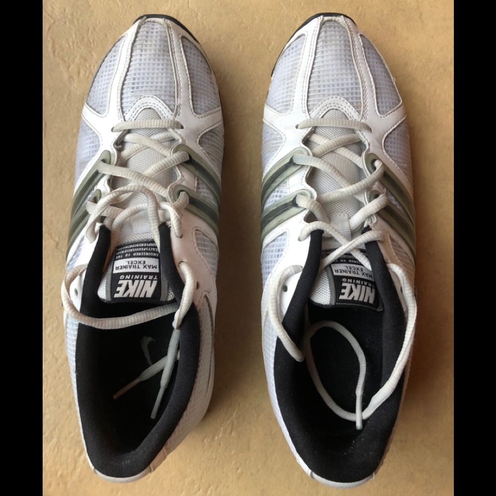 Nike women’s sneaker .size 10 . Gently used.